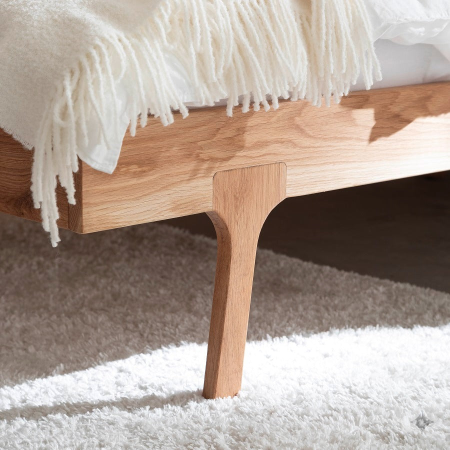 Balder snedker sengeramme i massiv FSC egetræ og fransk naturflet – Natur olie