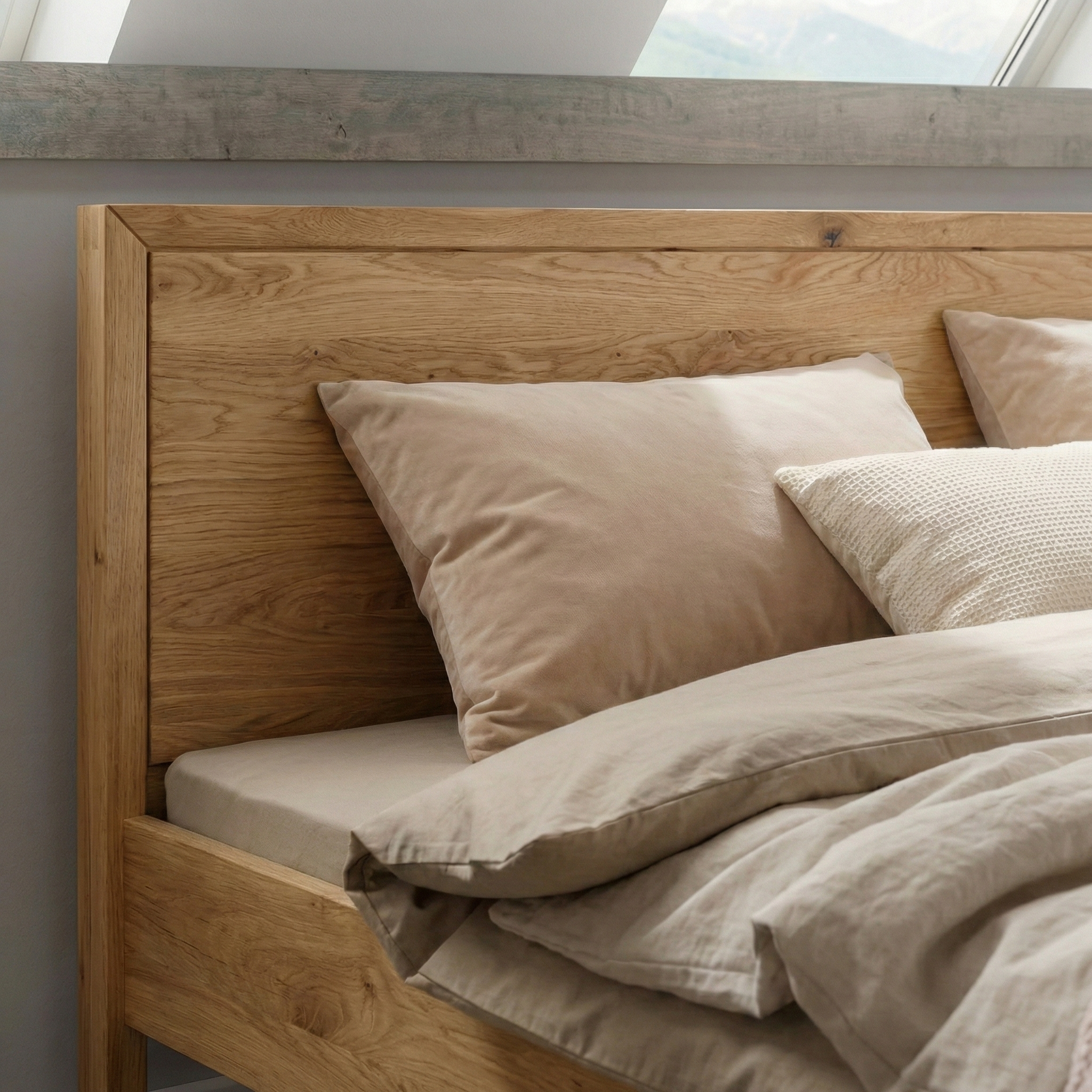 Freja snedker sengeramme i massiv egetræ med høj fodende – Natur olie