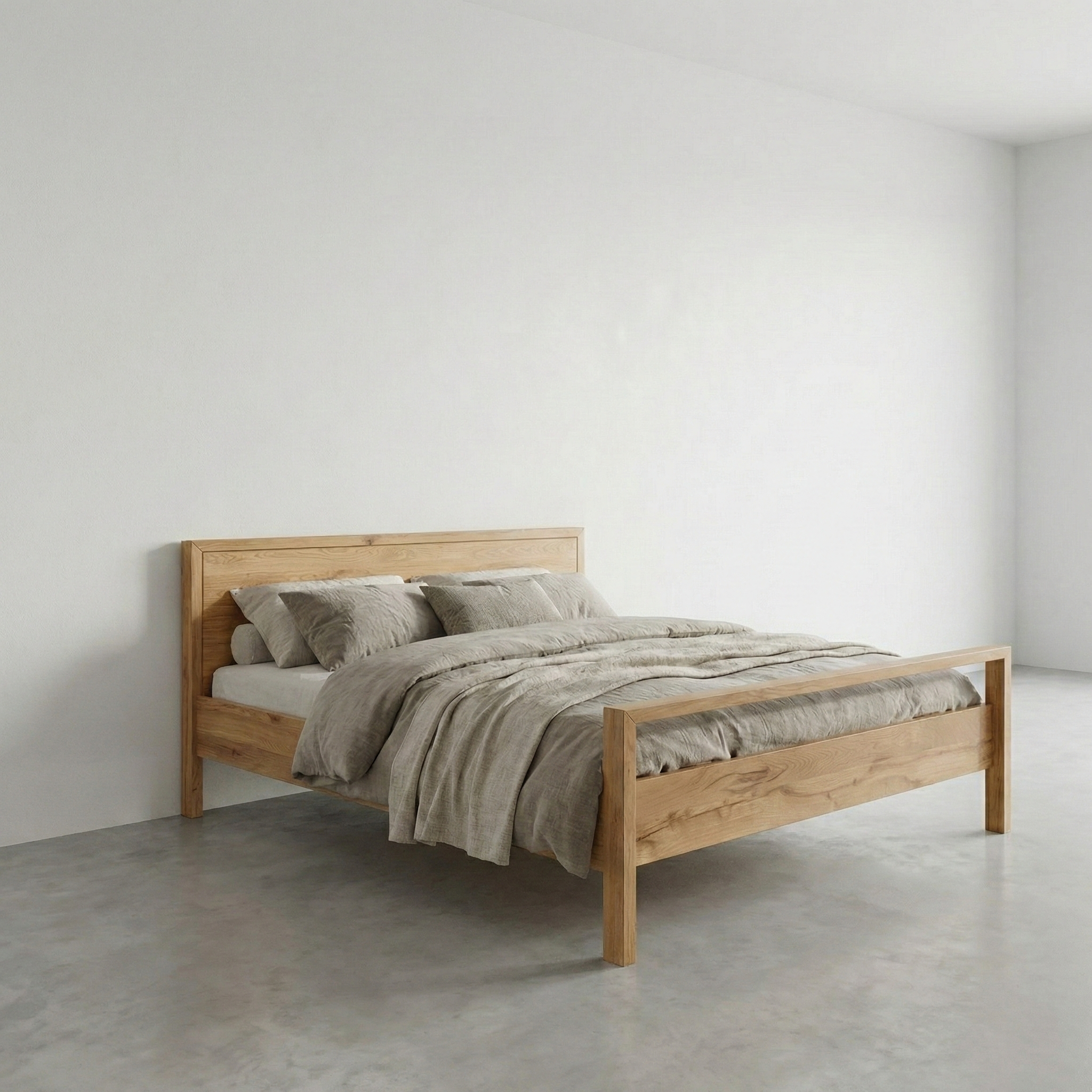 Freja snedker sengeramme i massiv egetræ med høj fodende – Natur olie