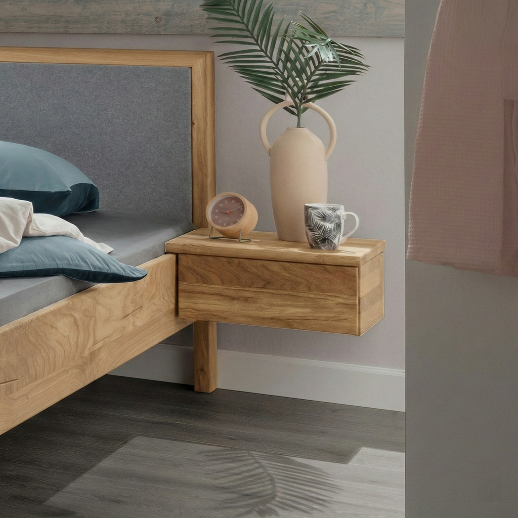 Freja snedker sengeramme i massiv egetræ med høj fodende og uld på gavl – Natur olie