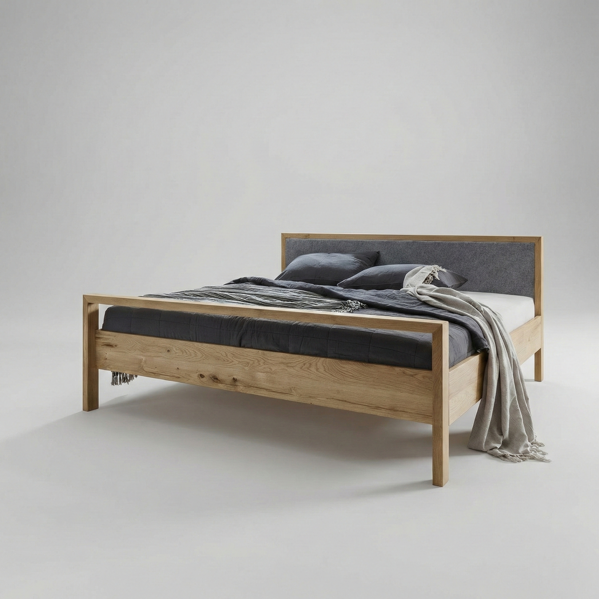 Freja snedker sengeramme i massiv egetræ med høj fodende og uld på gavl – Natur olie