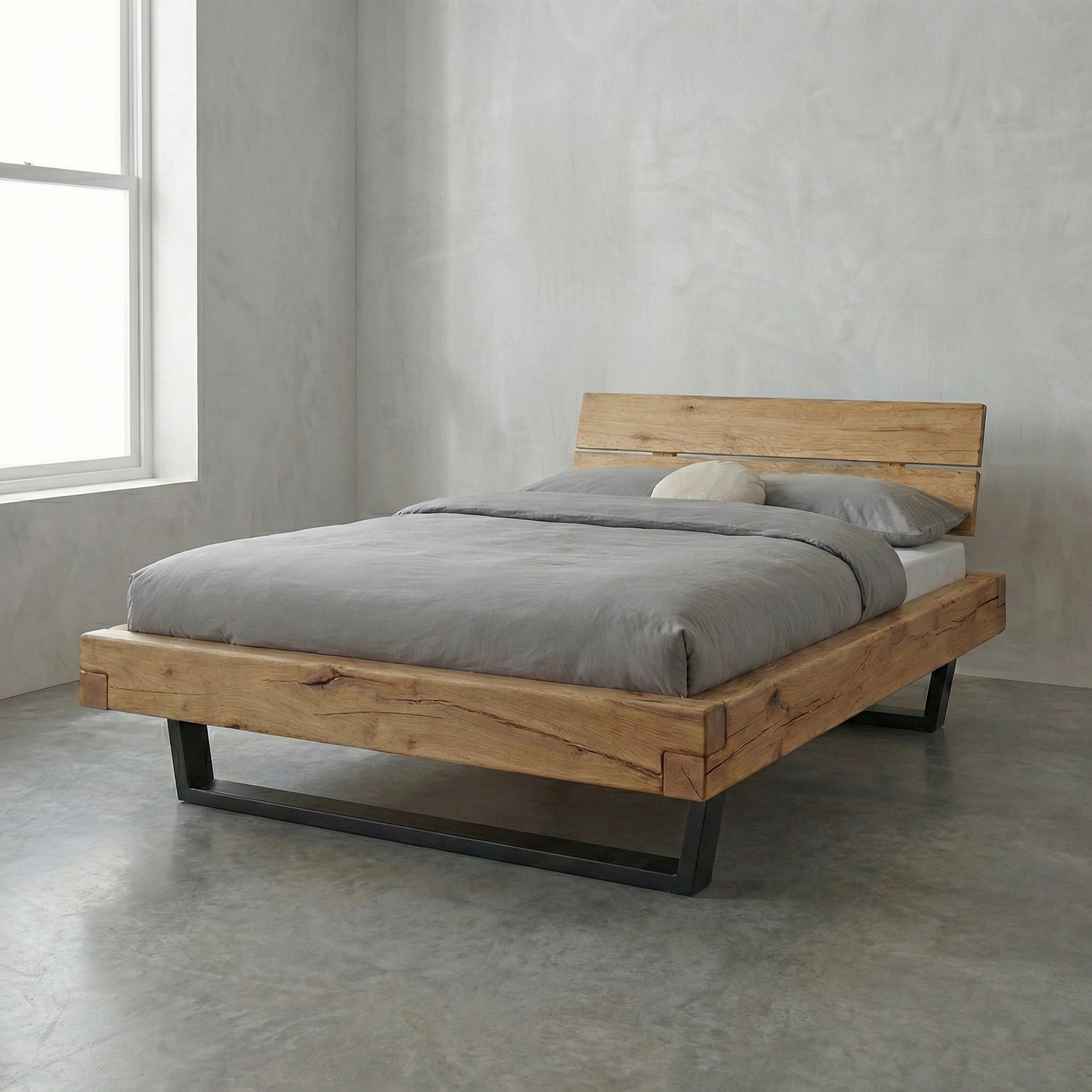 Frigg bjælkesengeramme i massivt egetræ  med gavl og metalben – Natur olie