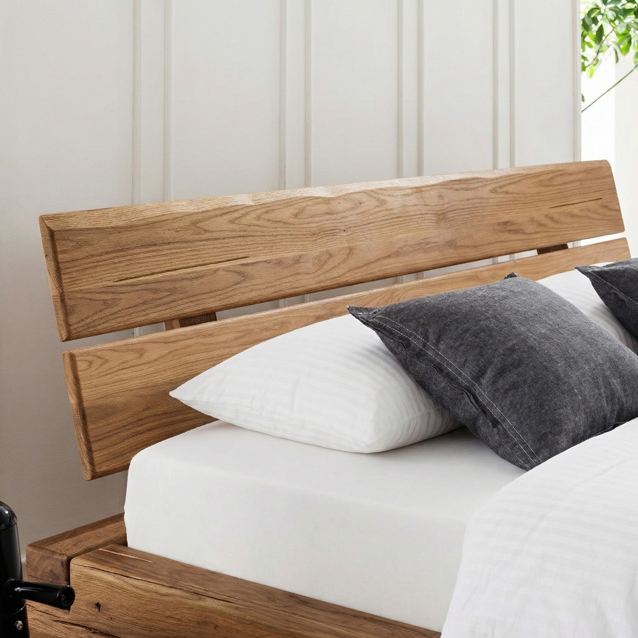 Frigg bjælkesengeramme i massivt egetræ  med gavl og metalben – Natur olie