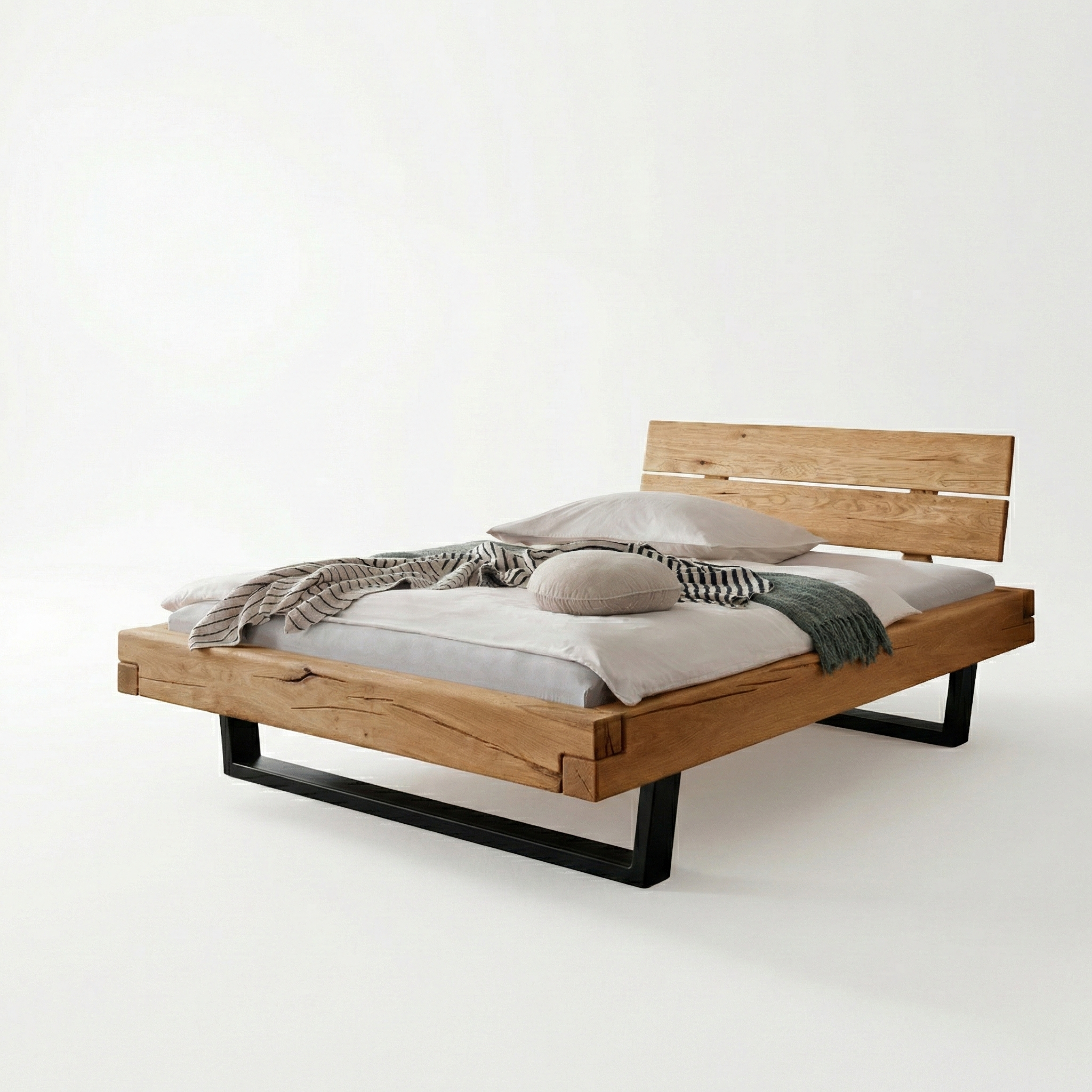 Frigg bjælkesengeramme i massivt egetræ  med gavl og metalben – Natur olie