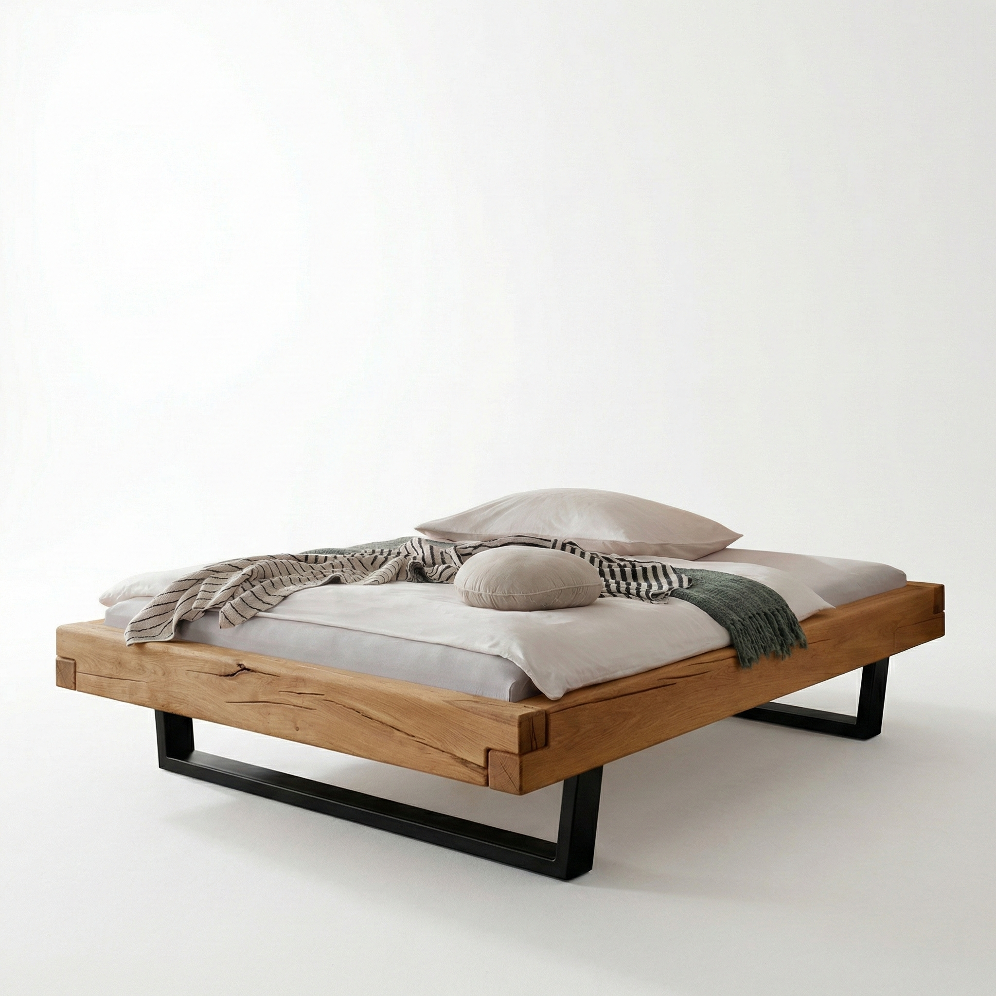 Frigg bjælkesengeramme i massivt egetræ  med metalben uden gavl – Natur olie