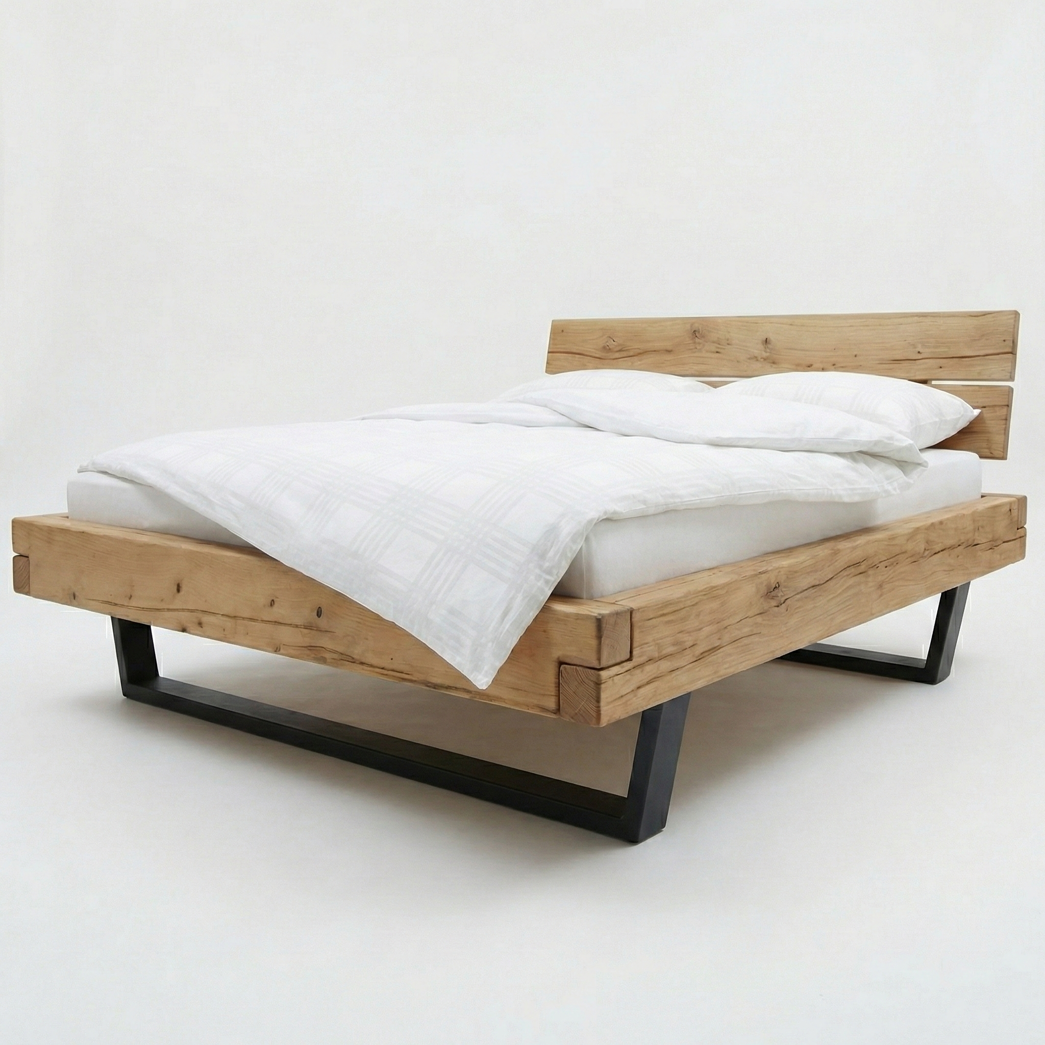 Frigg bjælkesengeramme i massivt grantræ  med gavl og metalben – Bivoks