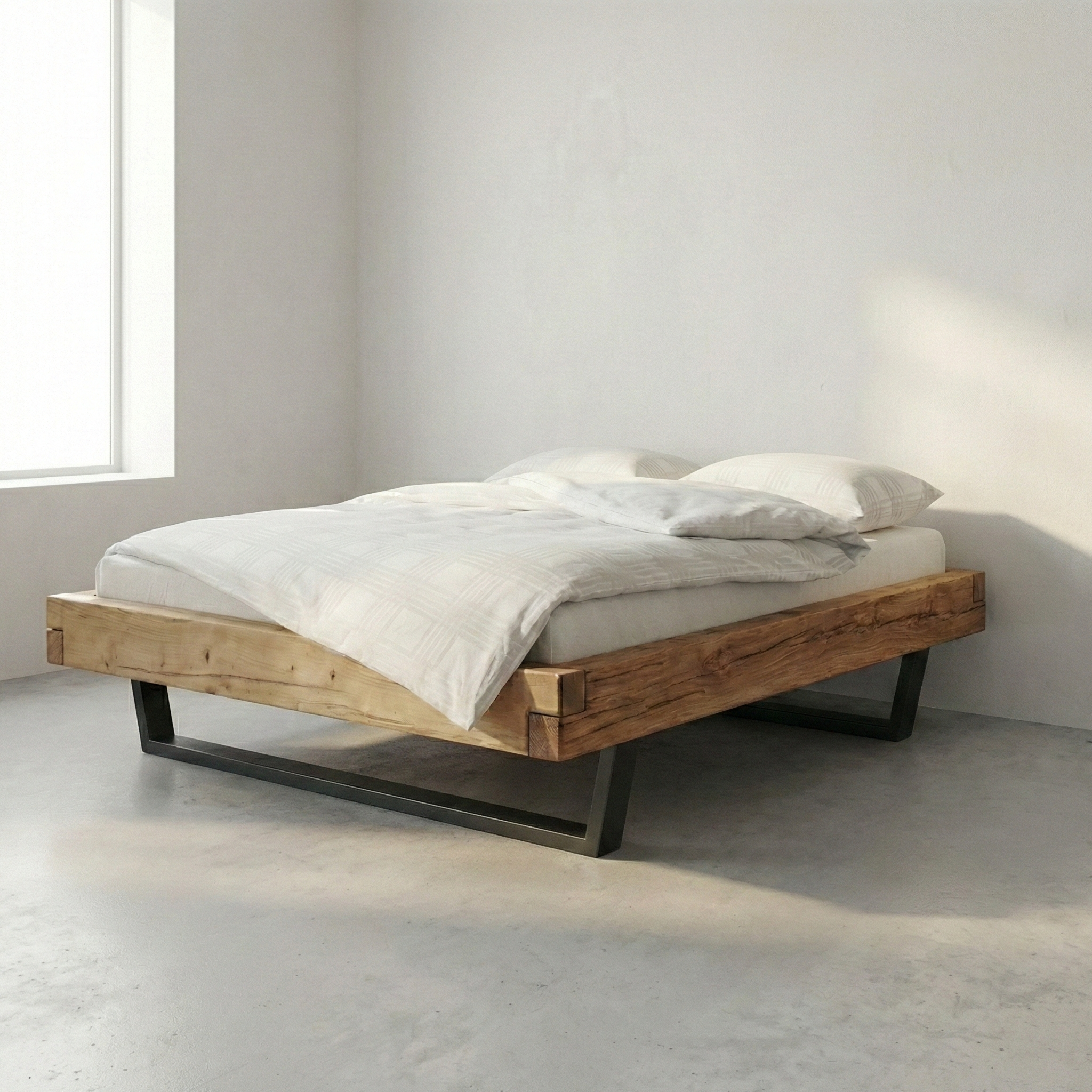 Frigg bjælkesengeramme i massivt grantræ med metalben uden gavl – Bivoks