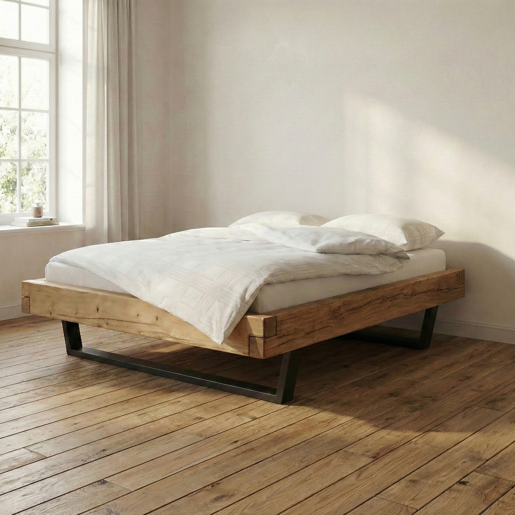 Frigg bjælkesengeramme i massivt grantræ med metalben uden gavl – Bivoks