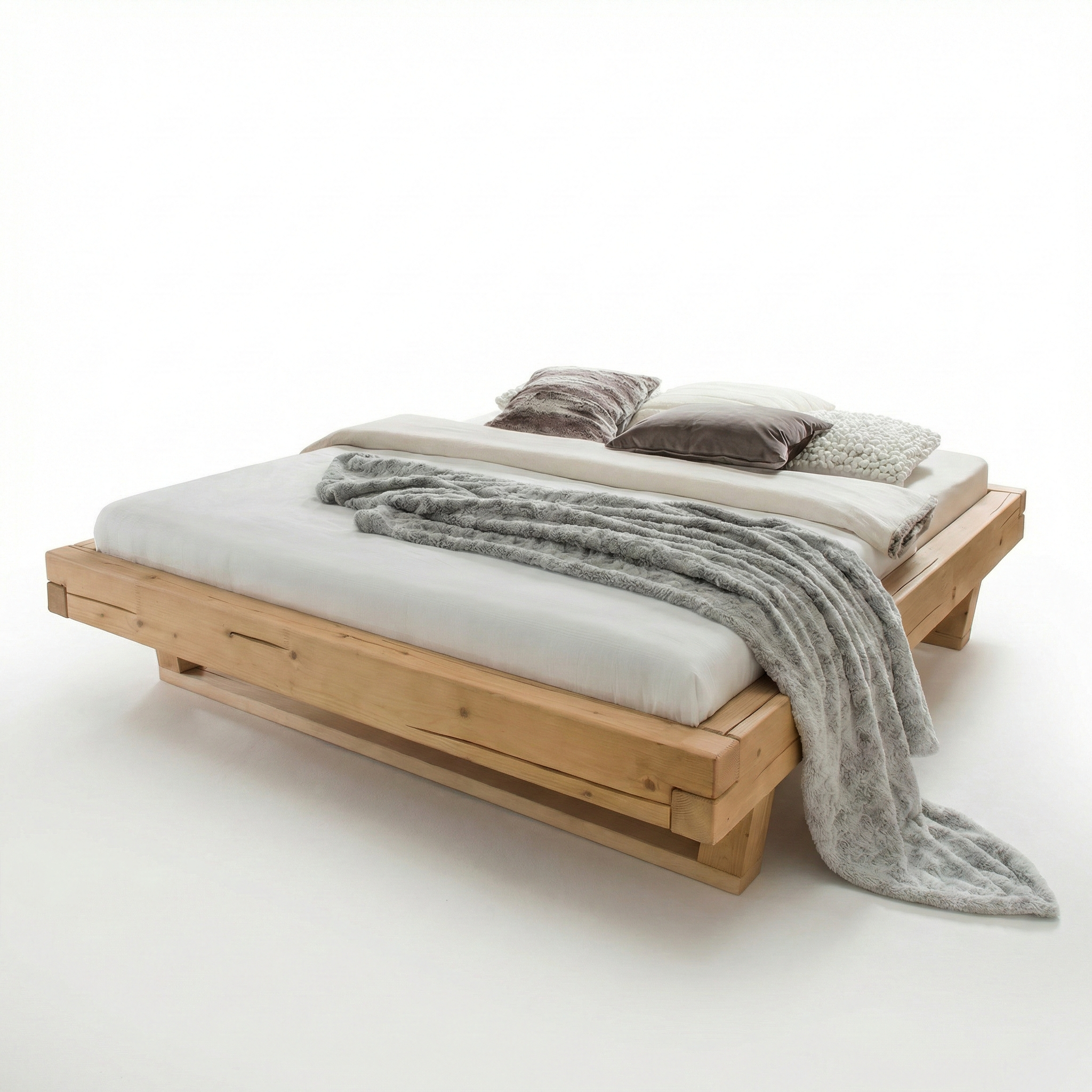 Frigg bjælkesengeramme i massivt grantræ med træben uden gavl – Bivoks