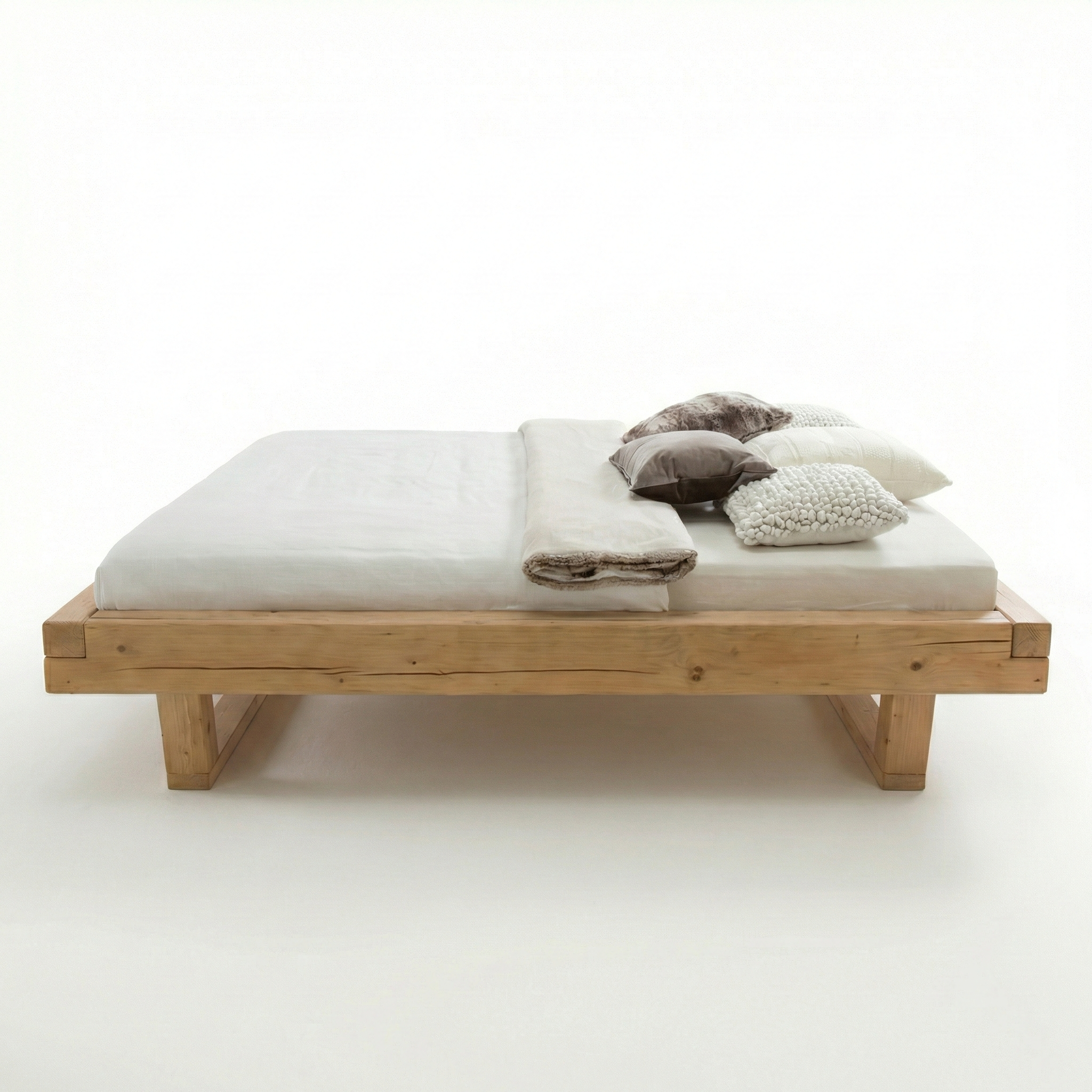 Frigg bjælkesengeramme i massivt grantræ med træben uden gavl – Bivoks