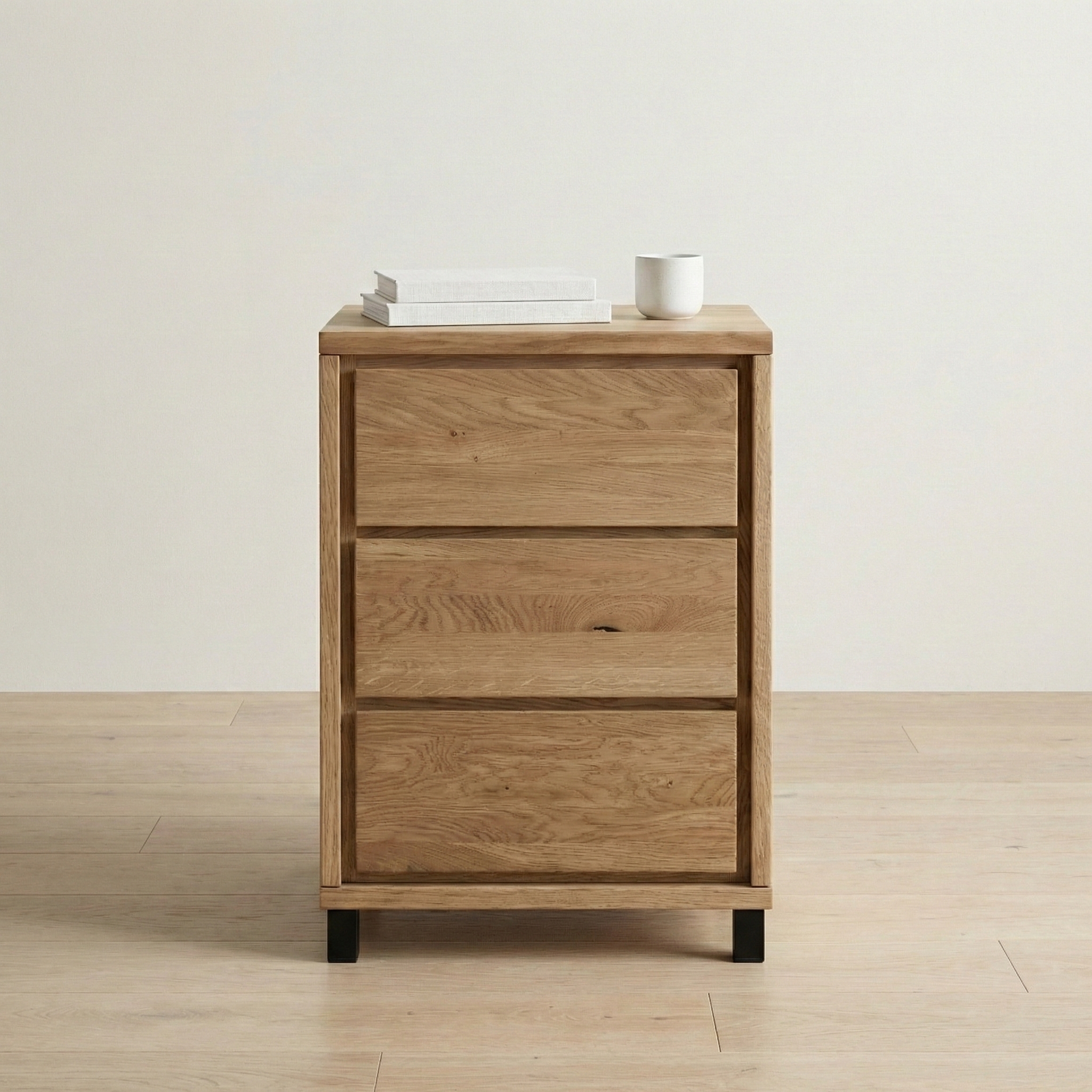 Heimdal kommode i massivt egetræ med 3 skuffer på metalben – Natur olie